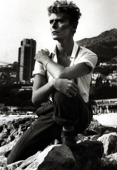 David Bowie , fotografado por Helmut Newton.